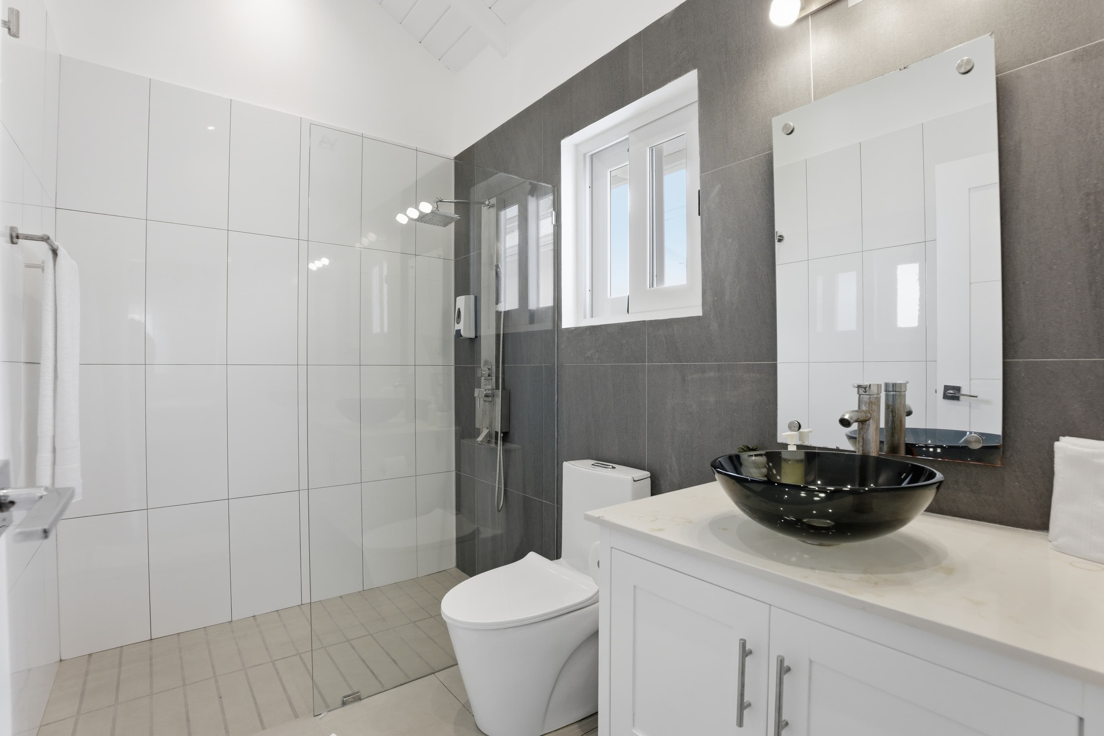 The Azura Residence thumbnail 8