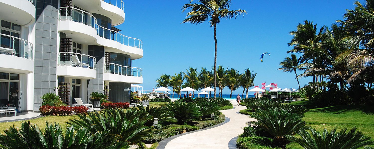 Resort pool surrounded by lush tropical greenery — Cabarete any season